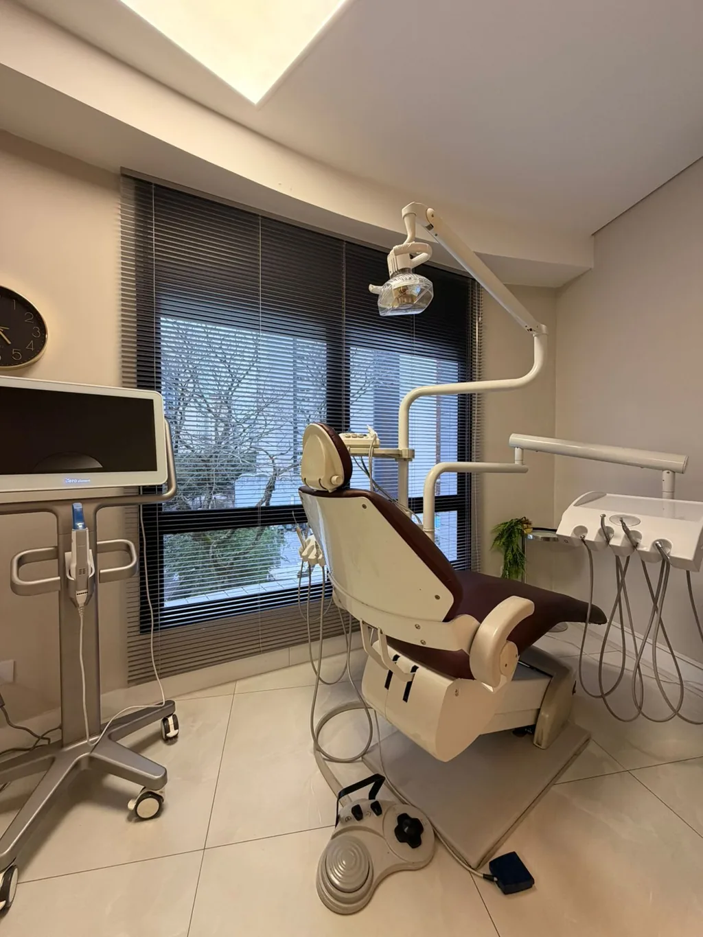 Cadeira odontológica montada no consultório, pronta para o atendimento