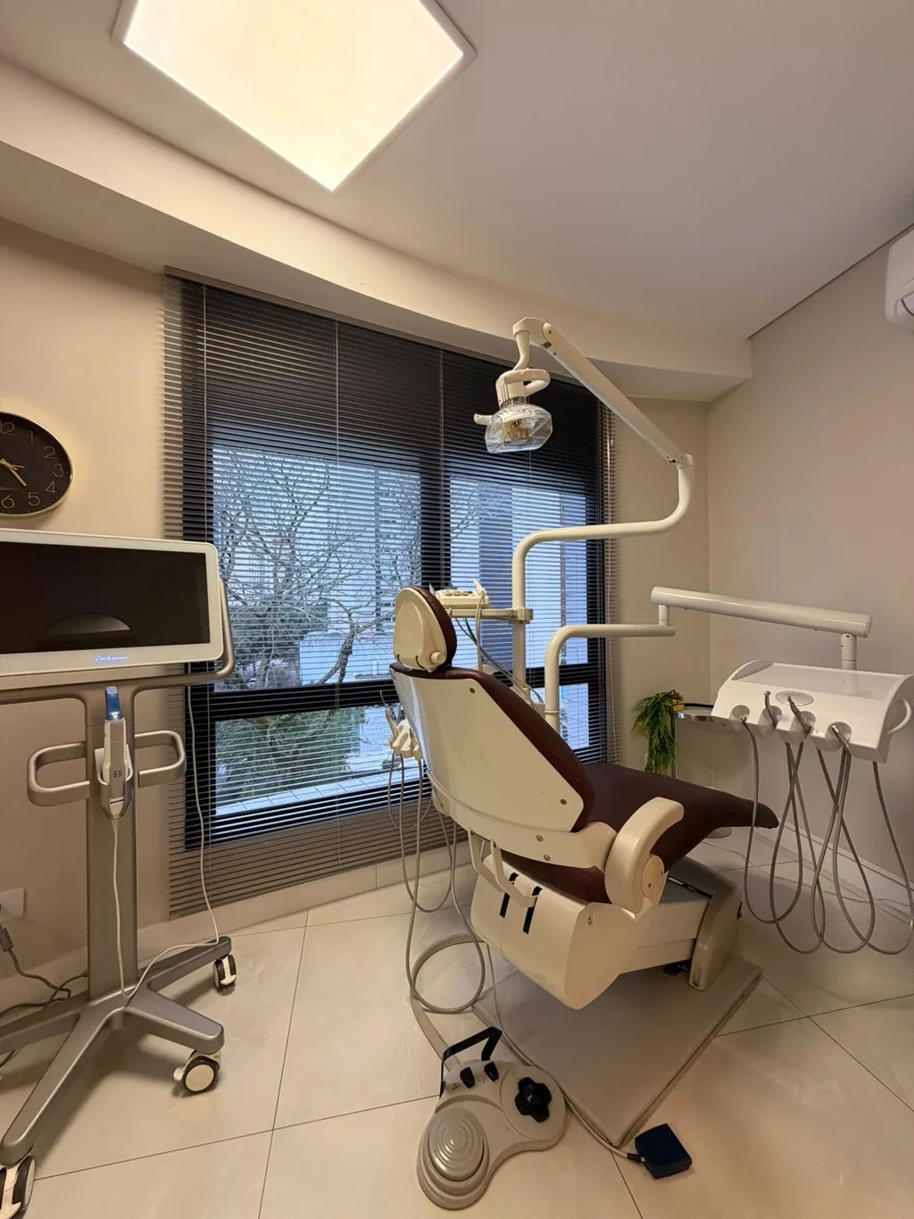 Consultório odontológico da Cinelli Clinic, com vista para a janela
