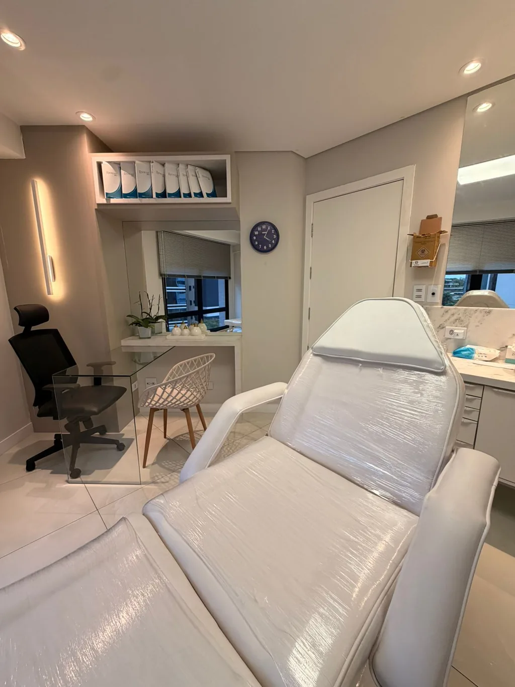 Maca de atendimento preparada na sala de estética, com toalha limpa