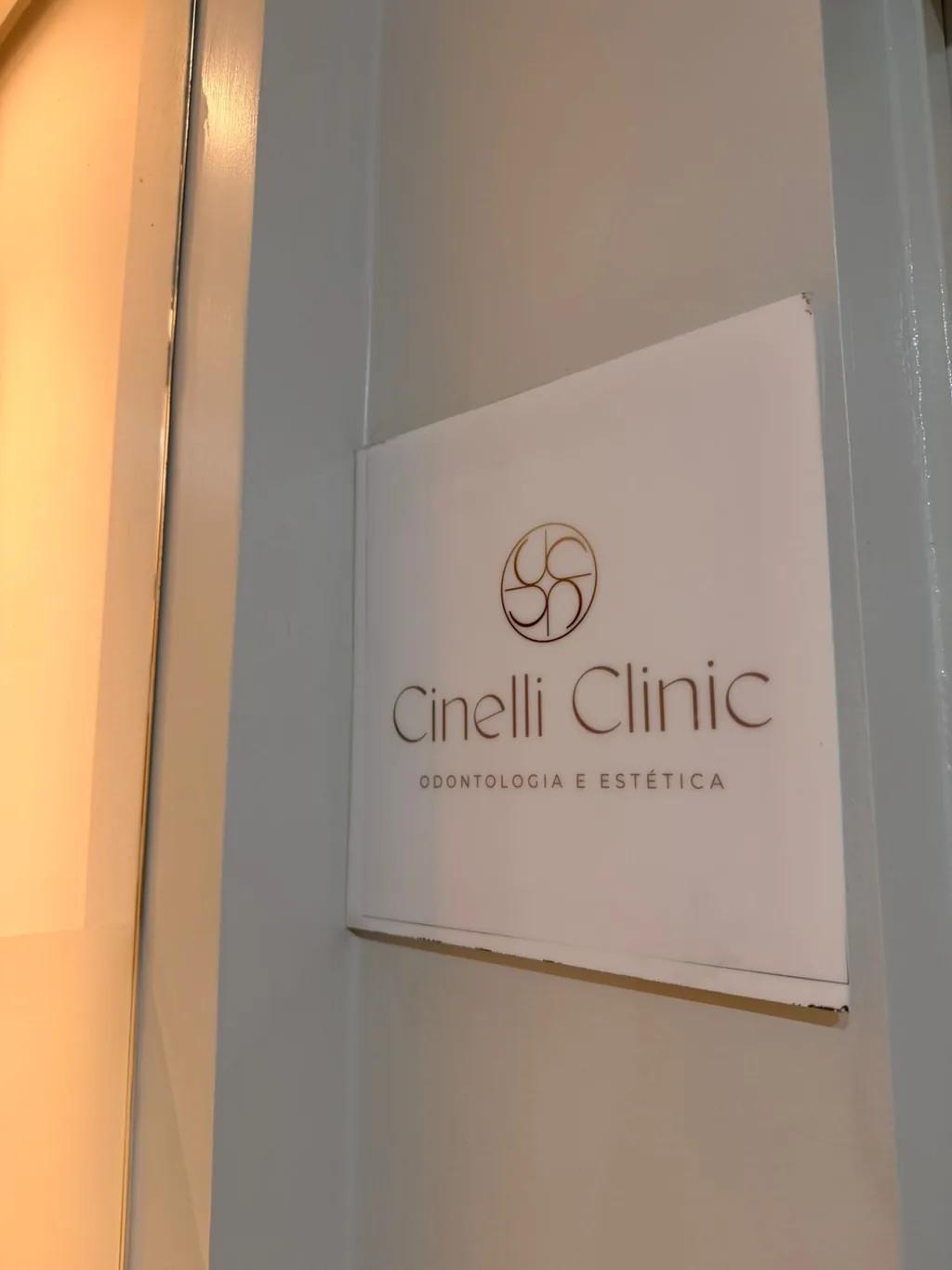 Placa da Cinelli Clinic na parede da clínica