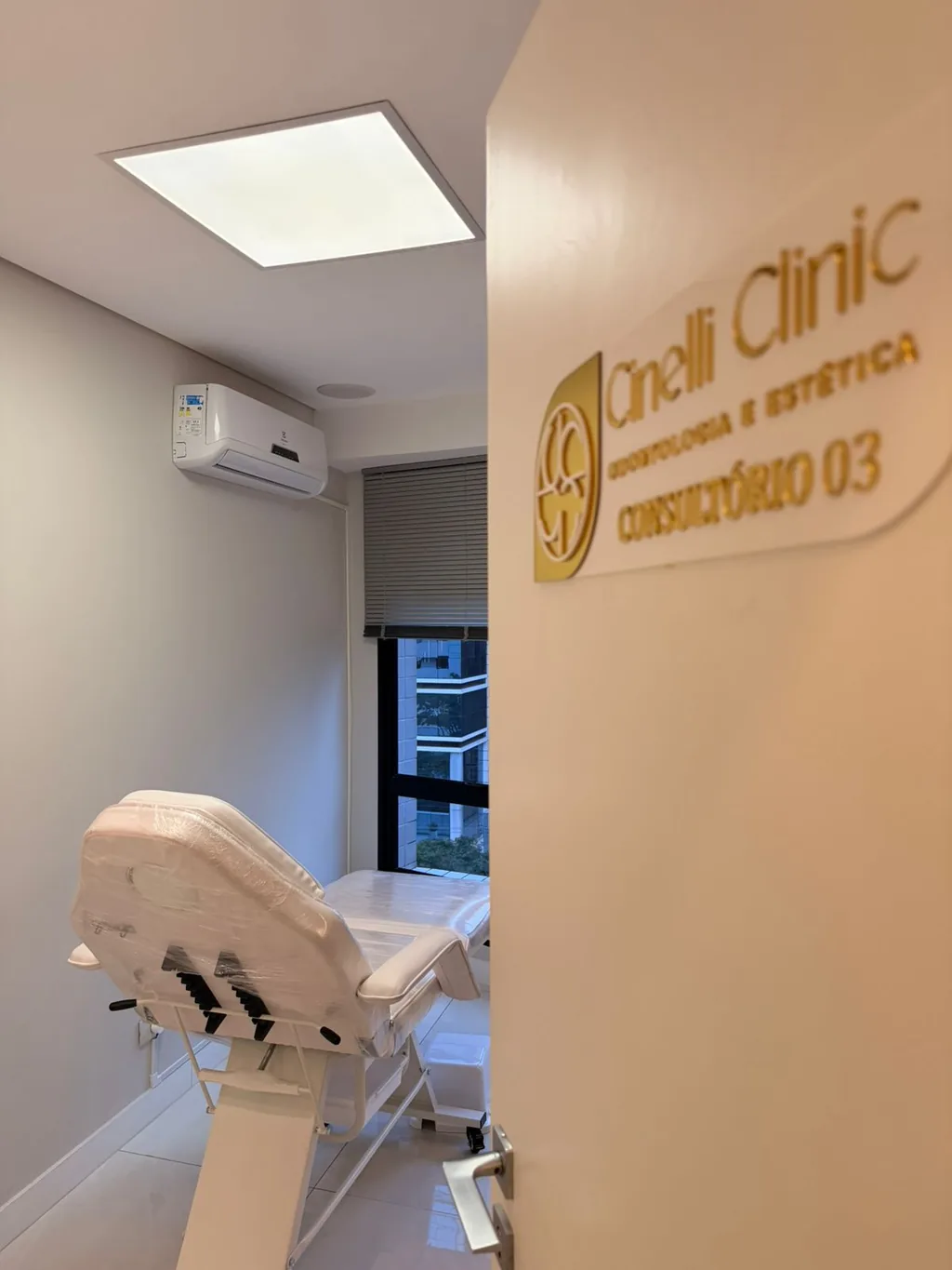 Porta do consultório 03, com o logotipo da Cinelli Clinic iluminado