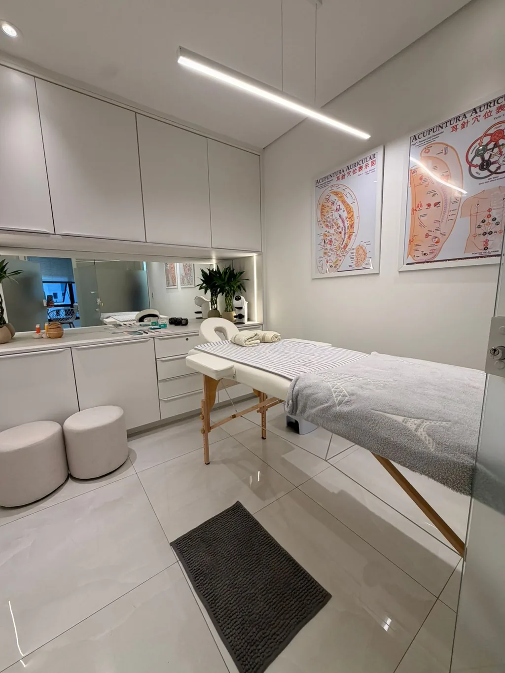 Sala de estética da clínica, com maca preparada e toalha branca