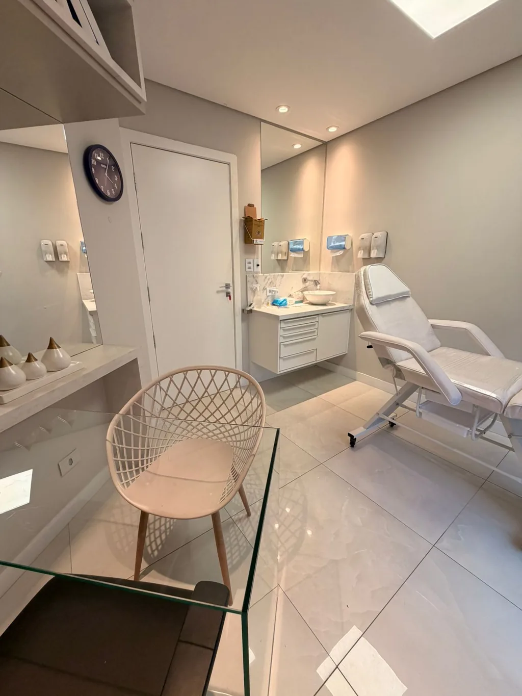 Sala de estética, com poltrona reclinável e bancada de apoio