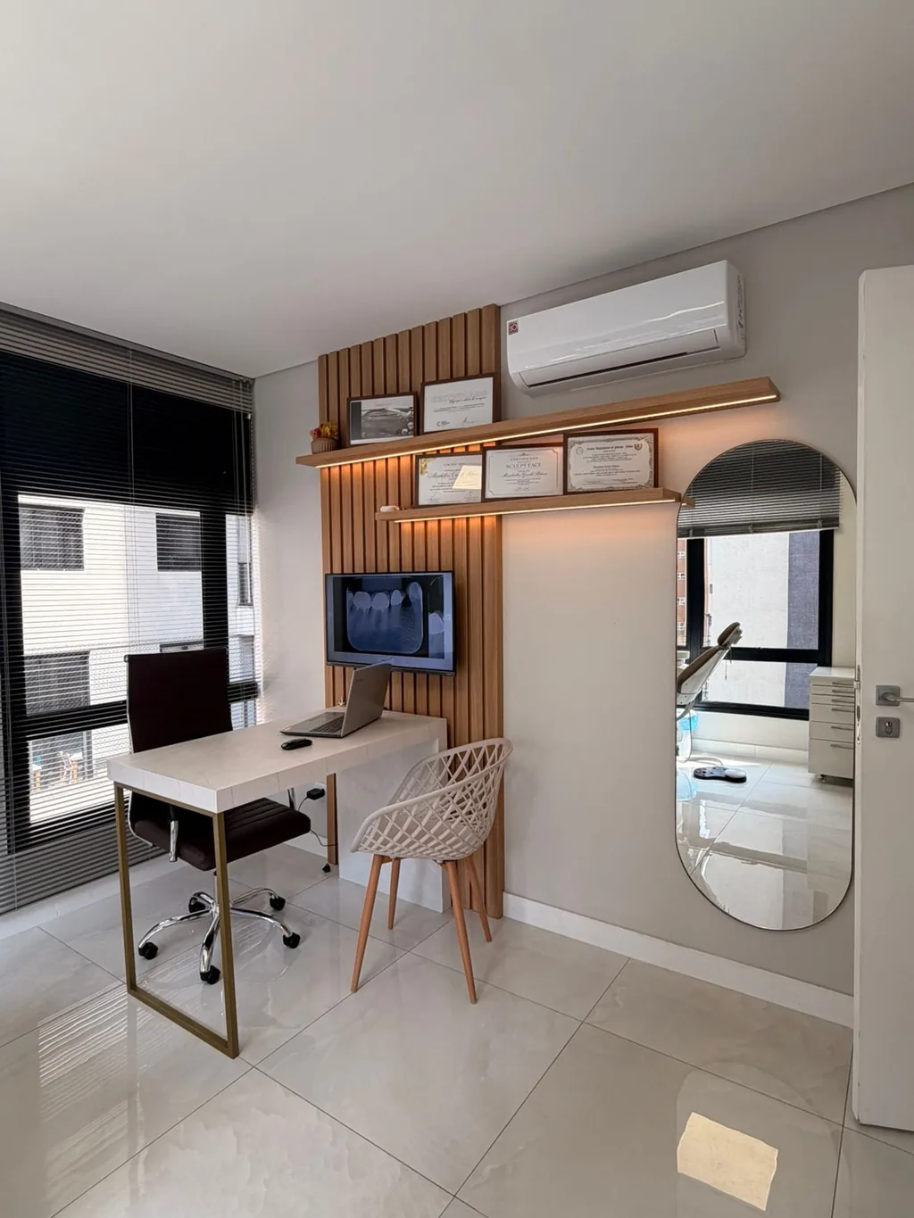 Sala de planejamento da clínica, com escrivaninha e espelho